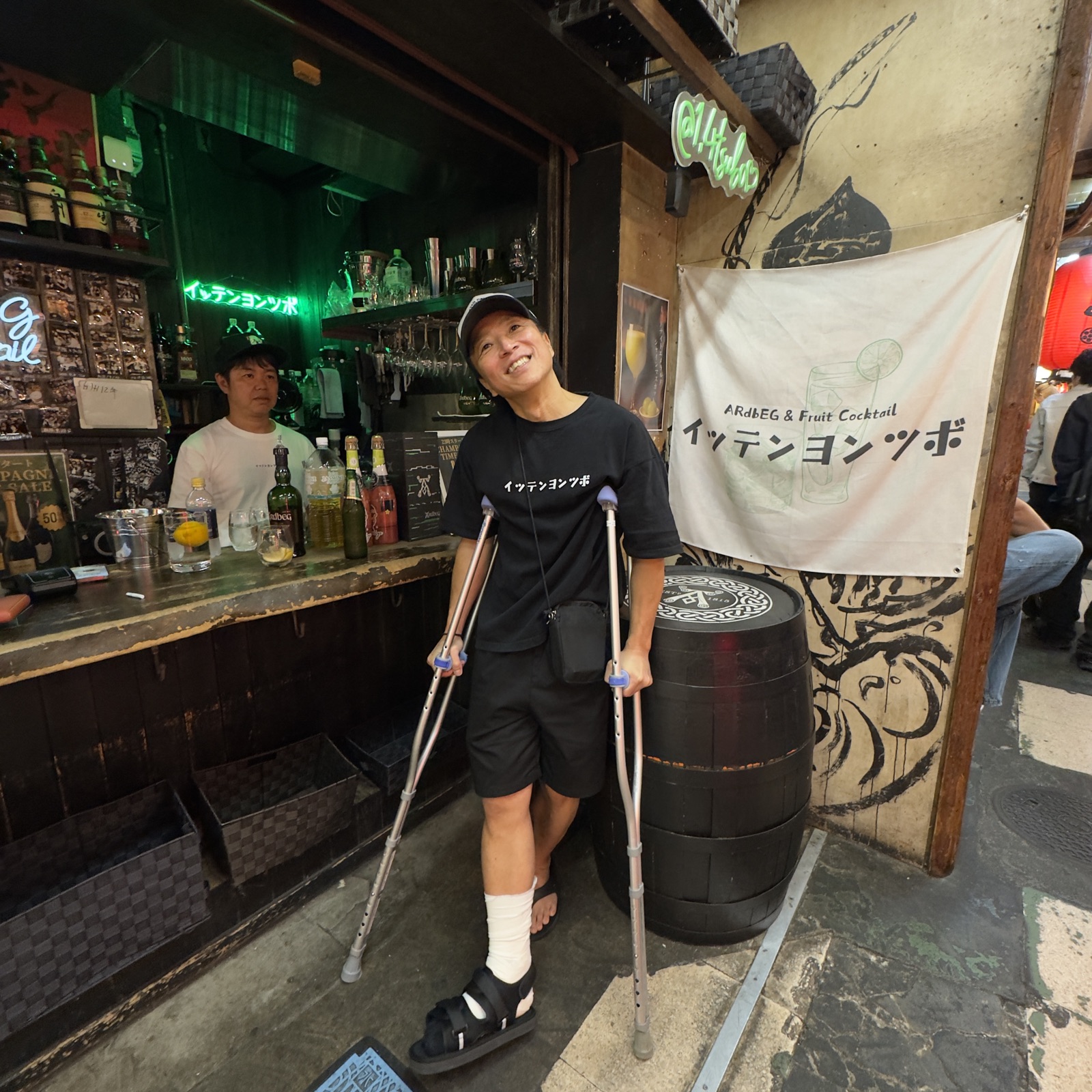 イッテンヨンツボの店先に立つスタッフ